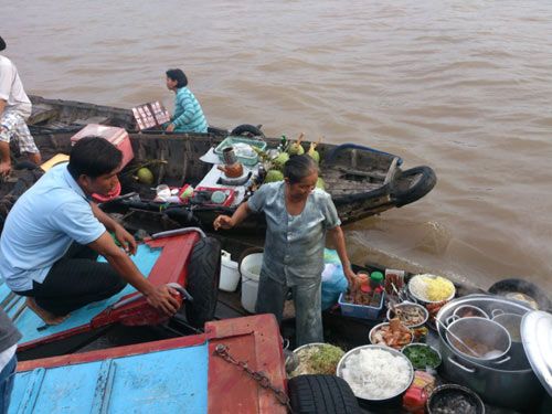 Cảnh mua bán ở chợ nổi Cái Răng