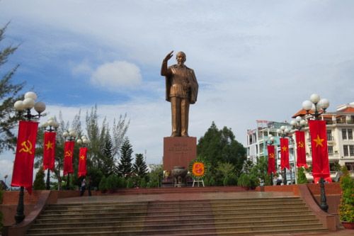 Tượng đài Hồ Chí Minh ở Bến Ninh Kiều