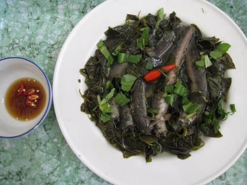 Cá kèo kho lá giang là sự kết hợp giản đơn nhưng ngon miệng giữa lá rừng và đặc sản sông nước