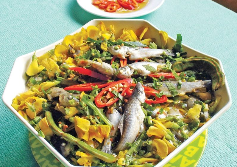 Canh chua cá linh và bông điên điển dân dã của miền Tây