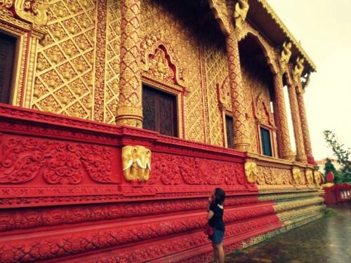 Màu đỏ và vàng tươi là hai tông màu chủ đạo chùa Khmer ở Cà Mau