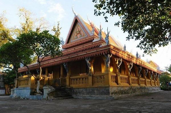 Chùa Láng Cát là một ngôi chùa Khmer cổ thế kỷ 15