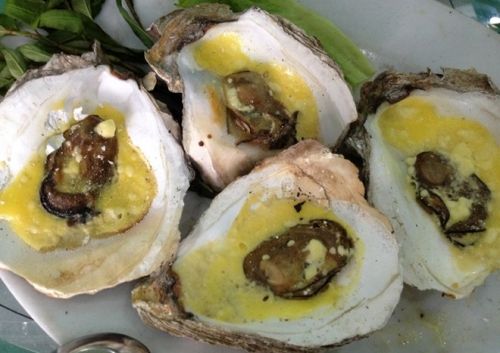Đặc sản hàu Cà Mau nướng phô mai