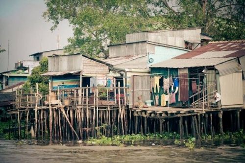 Những ngôi nhà cạnh bờ sông ở Cà Mau