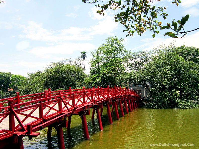 Cầu Thê Húc Hồ Hoàn Kiếm qua Đền Ngọc Sơn