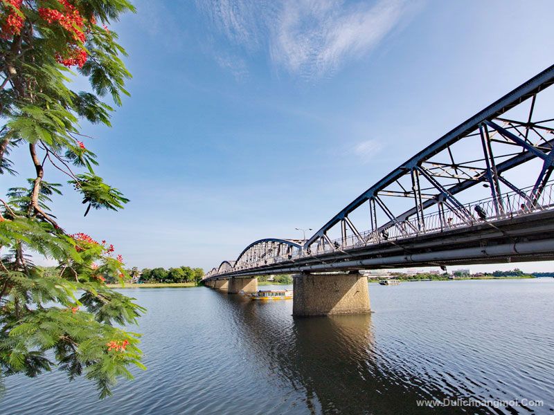 Cầu Tràng Tiền trên dòng Sông Hương êm ả