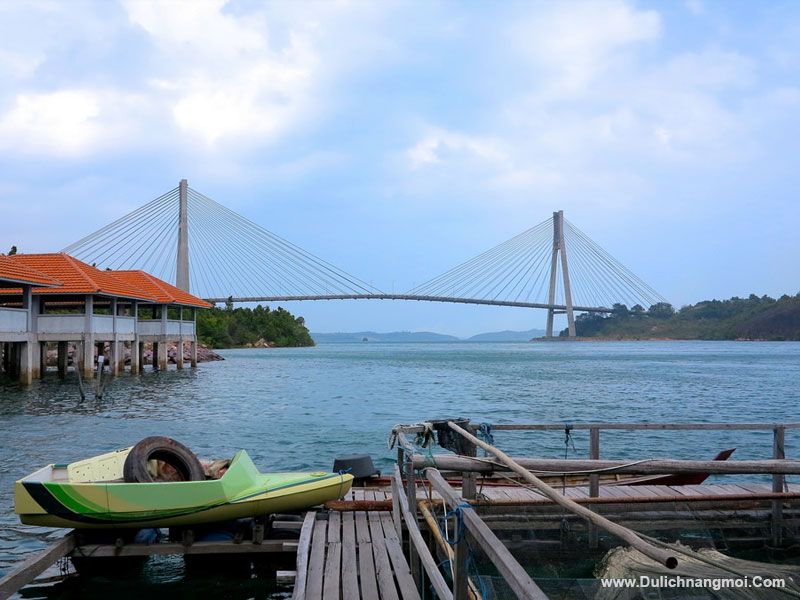 Cầu Barelang Fisabililah trên Đảo Batam Indonesia nhìn từ xa