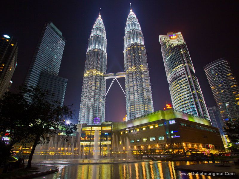 Tháp Đôi Petronas Towers và KLCC