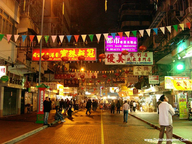 Một khu muc sắm tại Hồng Kông về đêm