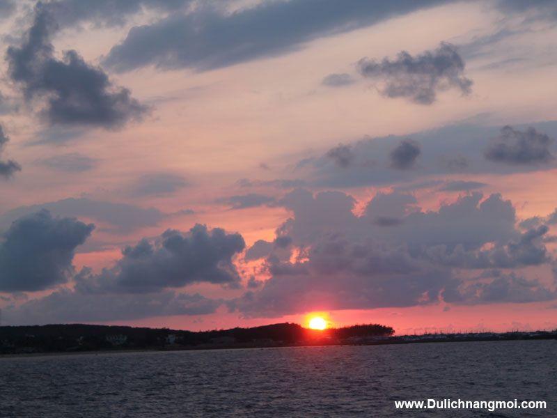 Mặt trời đang dần buông xuống trên bến cảng Phú Quý