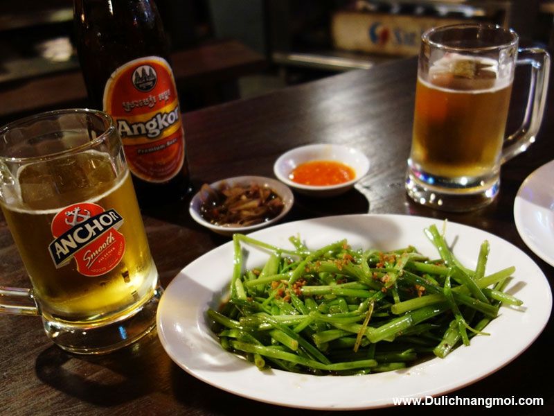 Thưởng thức bia Angkor