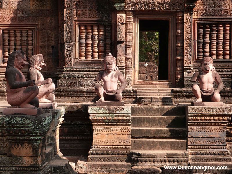 Bên trong đền Angkor Wat
