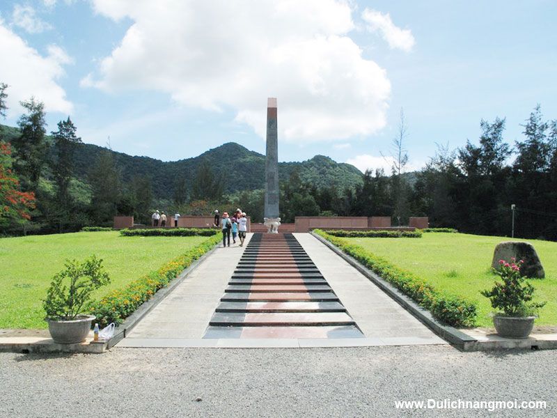Viếng nghĩa trang Hàng Dương Côn Đảo