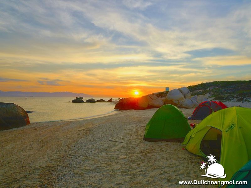 Quý khách có thể đặt tour nhóm và ngủ lều trên đảo