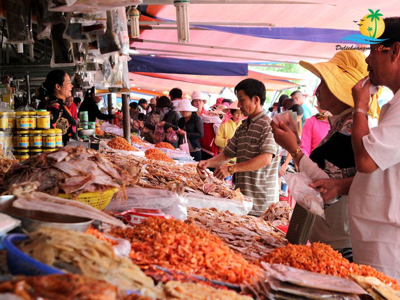 Đoàn mua sắm tại chợ hải sản ở thành phố Bà Rịa - Vũng Tàu