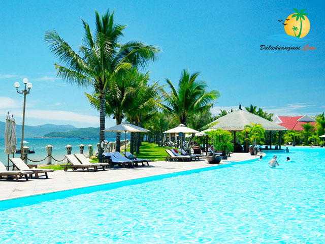 Một resort có hồ bơ cạnh biển Nha Trang