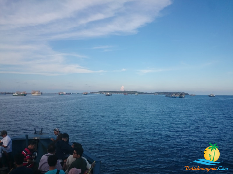 Tàu bắt đầu cập cảng Đảo Phú Quý