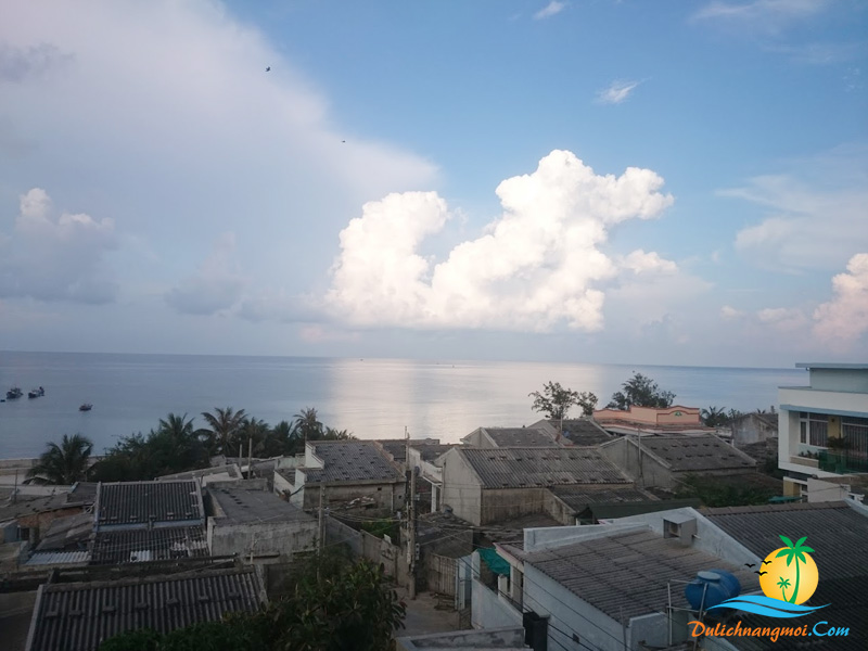 Biển Phú Quý yên bình vào buổi sáng