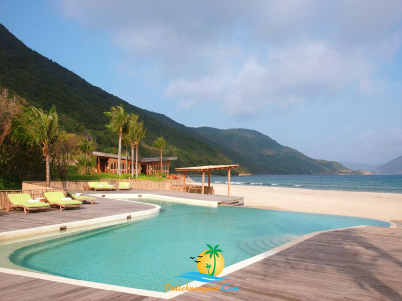 Nghỉ ngơi tại một khu resort cạnh biển tại Côn Đảo