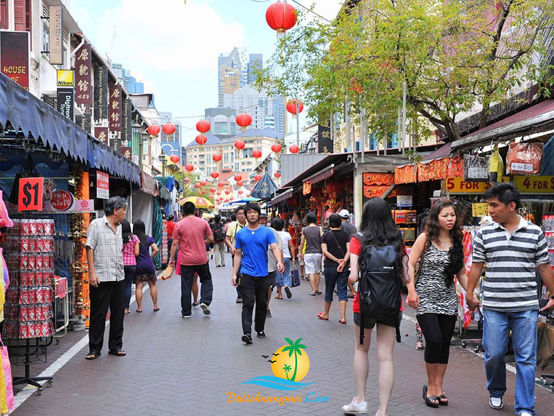Một khu phố mua sắm bình dân tại Singapore