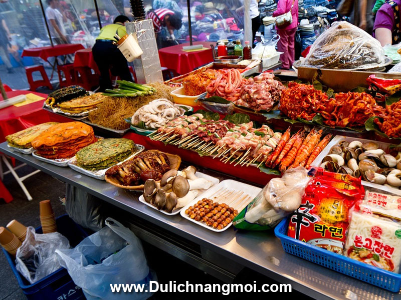 Món ăn vặt tại khu chợ đêm tại Seoul