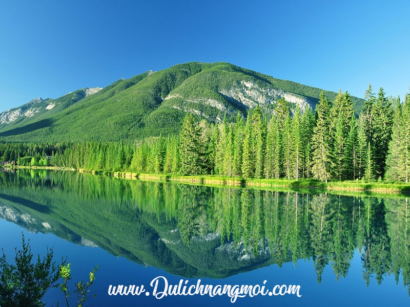 Một lòng hồ rọp màu xanh tại Canada