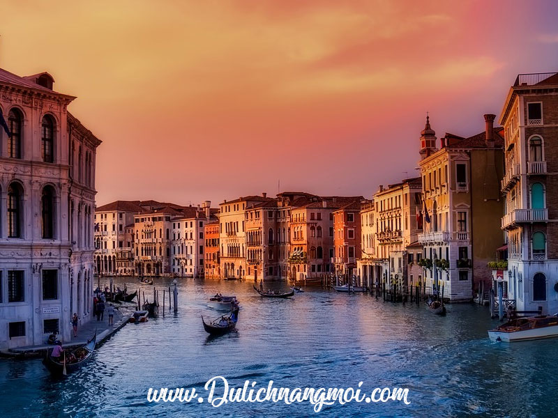 Thuyề du lịch tại Venice, Ý