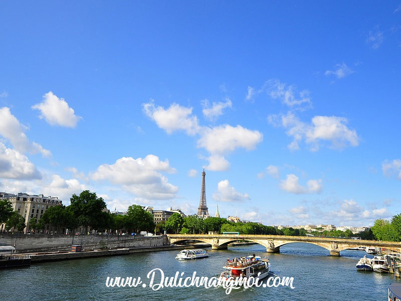 Tháp Eiffel nhìn từ xa bên bờ sông Seine