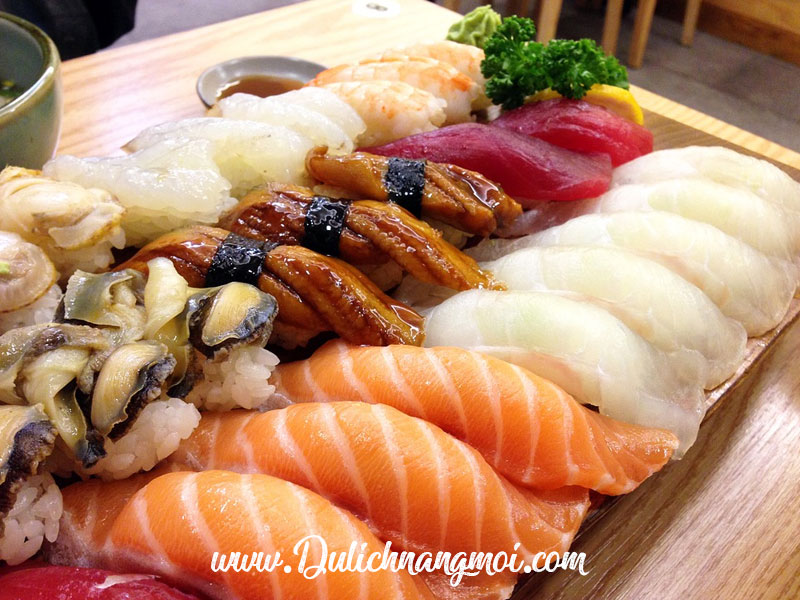 Thưởng thức món Sushi nổi tiếng Nhật Bản