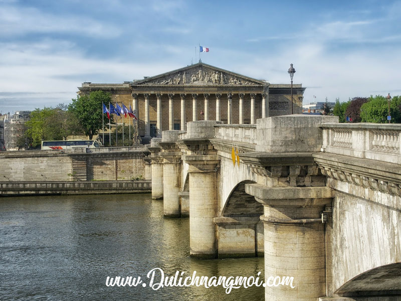 Một cây cầu bắt qua sông Seine, Pháp