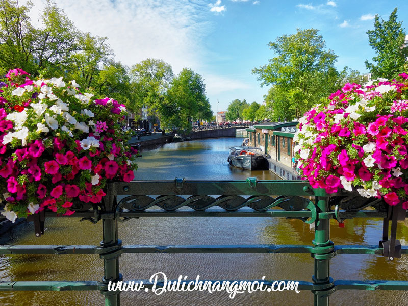 Một dòng kênh giữa thành phố Amsterdam, Hà Lan