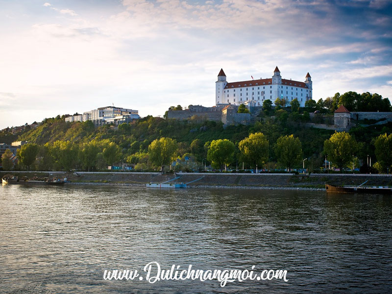 Lâu đài Bratislava bên cạnh bờ sông