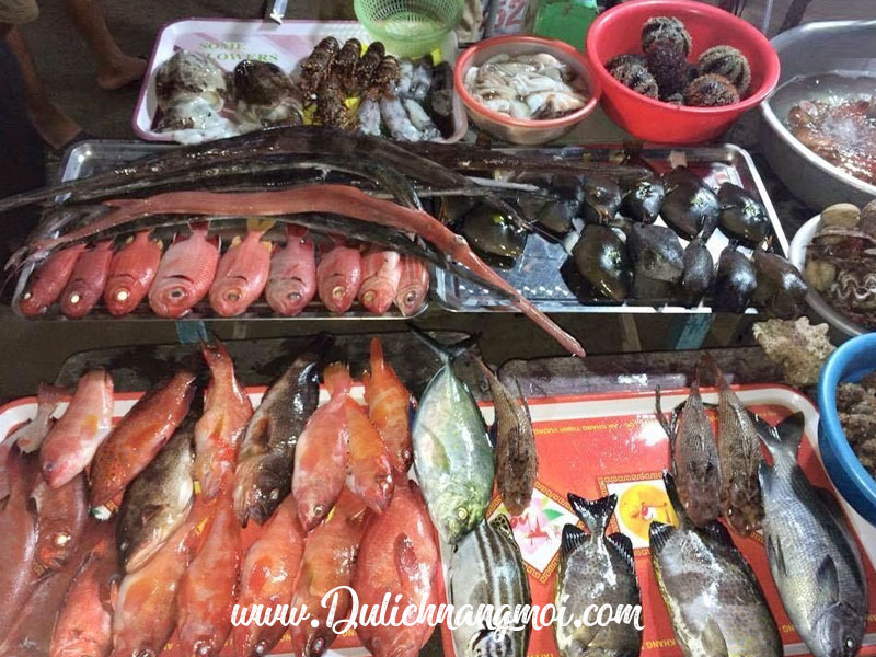 Chợ cá trên đảo Hòn Sơn