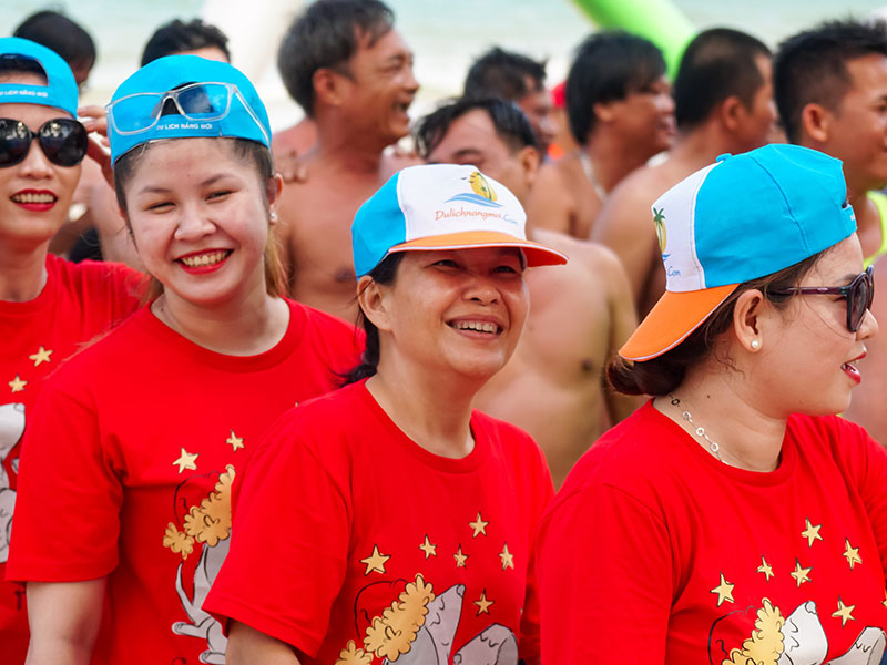 Sắc đỏ rực rỡ ngày hội teambuilding Mắt Việt
