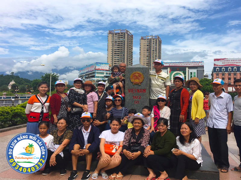 Đoàn chụp ảnh lưu niệm tại cột mốc Biên giới Việt - Trung