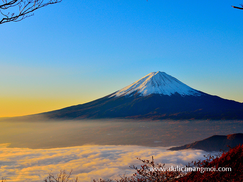 Núi Phú Sĩ Nhật Bản nhìn từ xa và sáng bình minh