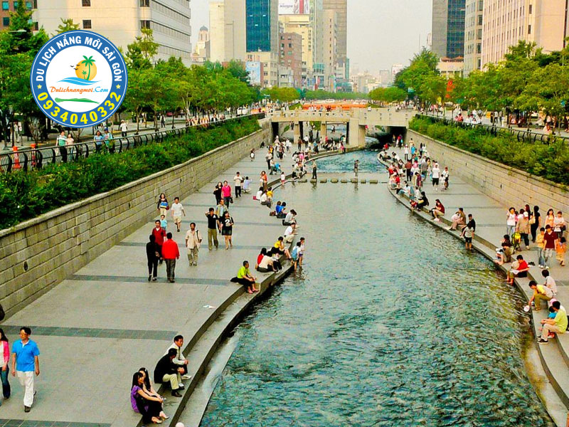 Suối Cheonggyecheon chảy qua thủ đô Seoul