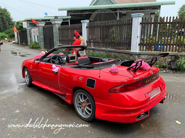 Cho thuê xe cưới 4 chỗ Toyota Camry mui trần đỏ  giá rẻ tại Sài Gòn