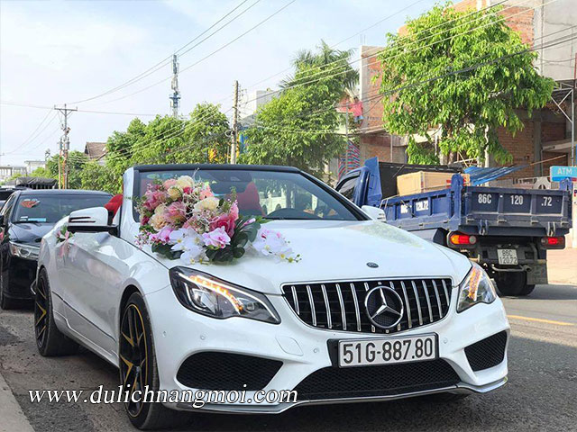Cho thuê xe hoa cưới 5 chỗ Mercedes E mui trần cao cấp tại Sài Gòn