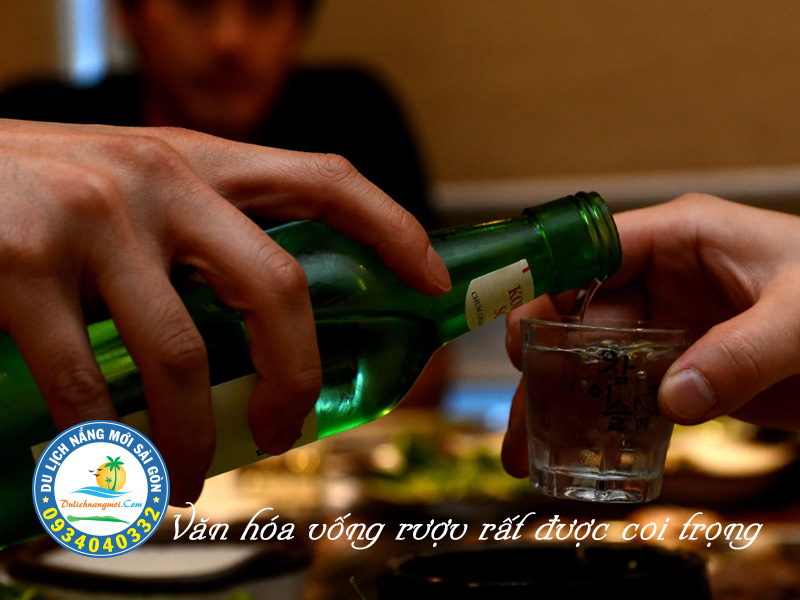 Văn hóa uống rượu của người Hàn Quốc rất được coi trọng