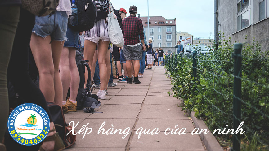 Xếp hàng qua cửa an ninh