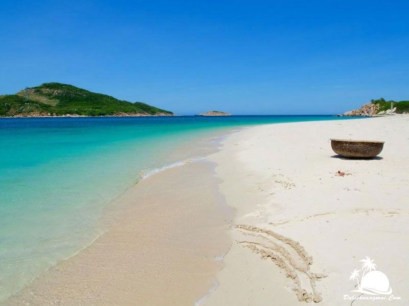 Bãi biển với bờ cát trắng mịn màng - Côn Đảo