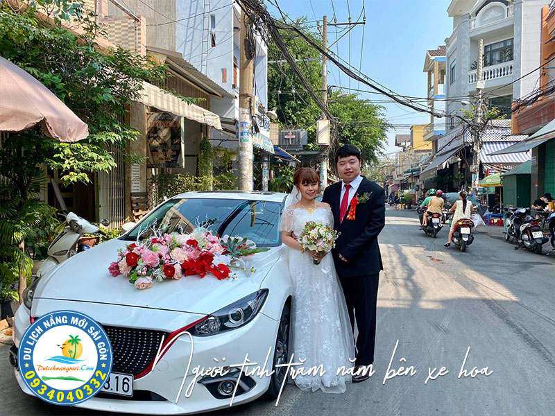 Cô dâu e ấp bên chú rể
