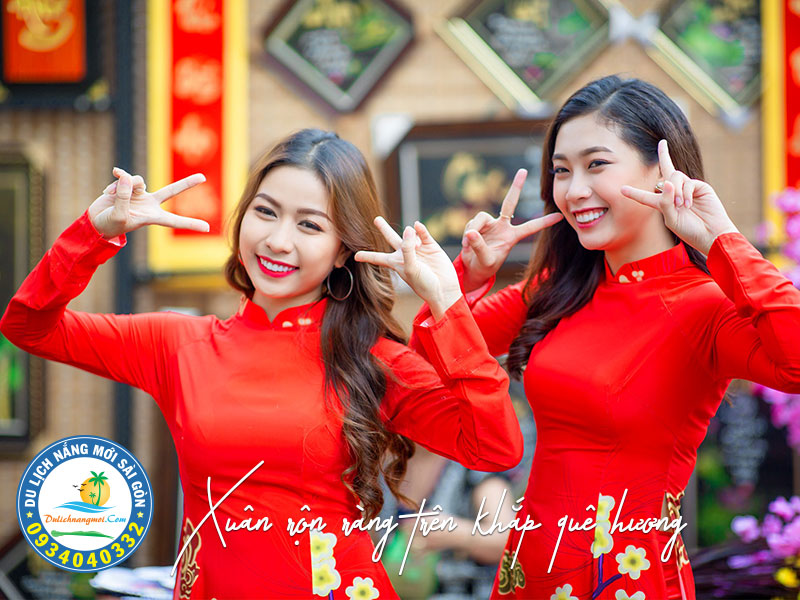 Nụ cười khoe sắc thắm mùa xuân