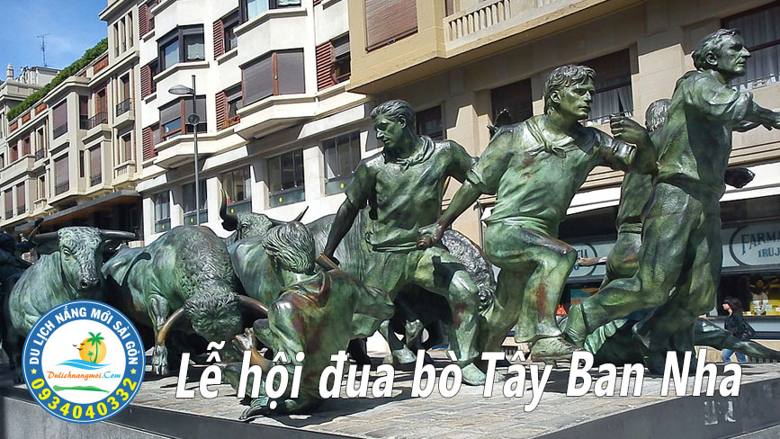 Lễ hội đua bò truyền thống tại Pamplona