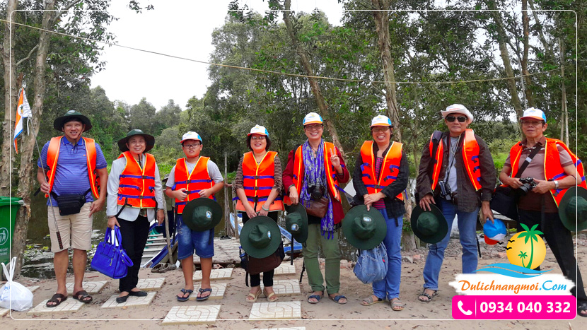 Đoàn khách gia đình trong chuyến khám phá tour Miền Tây