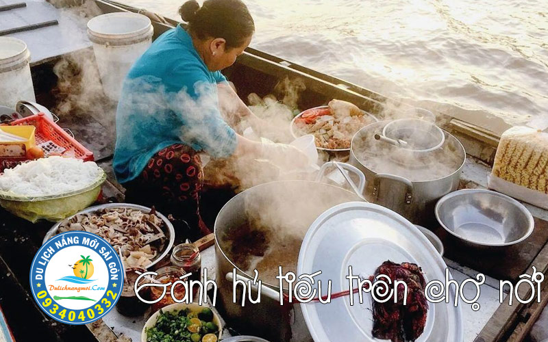 Ghe Hủ Tiếu trên sương sớm chợ nổi Cái Răng