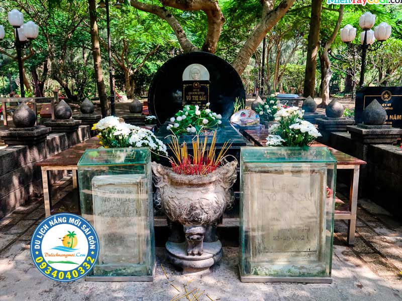 Viếng tham nghĩa trang liệt sĩ Hàng Dương