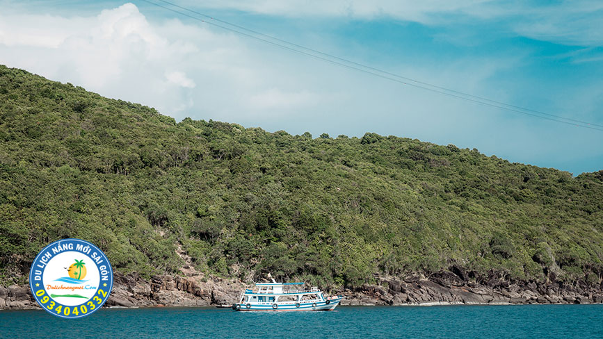 Tàu cập vào gần đảo để mọi người câu cá, lặn ngắm san hô