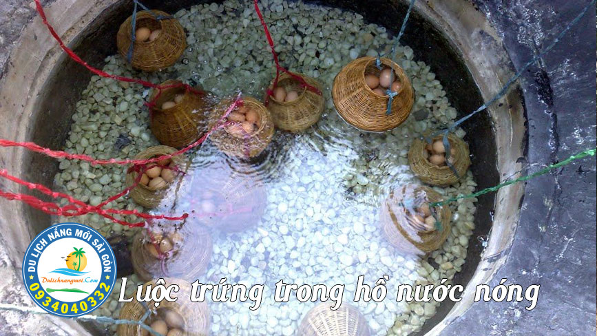 Thưởng thức món trứng luộc tại hồ khoáng lên đến 90 độ